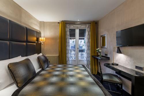 um quarto de hotel com uma cama e uma televisão de ecrã plano em Chalgrin Boutique Hotel em Paris