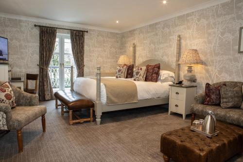 Tempat tidur dalam kamar di Rothay Manor Hotel