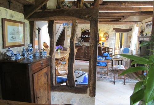 une cuisine et une salle à manger avec une table et des chaises dans l'établissement Le Masbareau, Chambre et Table d'Hôtes de Charme, B&B, à Royères