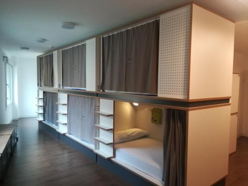 Agora Hostel tesisinde bir ranza yatağı veya ranza yatakları