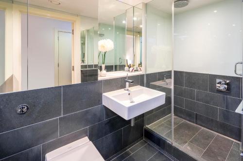 uma casa de banho com um lavatório e um espelho em ALTIDO Luxury Studio in Chelsea, close to Sloane Square and Victoria station em Londres