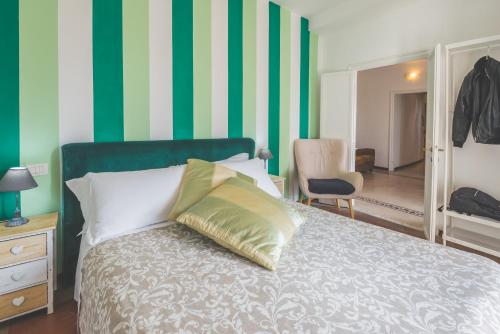 sypialnia z łóżkiem z zielonymi i białymi paskami w obiekcie Pellegrino 75 Double Bedroom w Rzymie