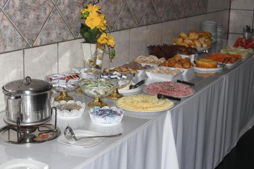 Bica Pau Hotel في كالدس نوفاس: طاولة عليها بوفيه طعام