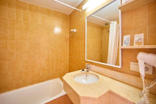 Gavimar Ariel Chico Hotel and Apartmentsにあるバスルーム