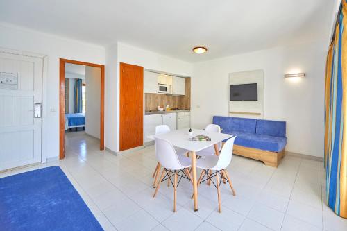 Gavimar Ariel Chico Hotel and Apartmentsにあるキッチンまたは簡易キッチン