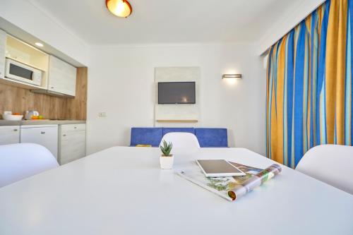 Gavimar Ariel Chico Hotel and Apartmentsにあるキッチンまたは簡易キッチン