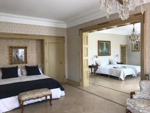Ένα ή περισσότερα κρεβάτια σε δωμάτιο στο Espectacular Casa Chateau en el centro de Olot
