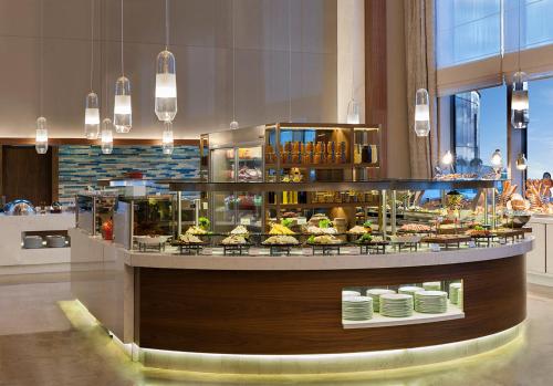 ein Restaurant mit einem Buffet mit ausgestellten Speisen in der Unterkunft Elite World Grand Istanbul Küçükyalı in Istanbul