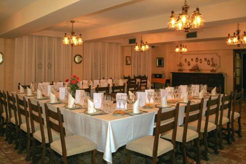 a conference room with a long table with chairs at Hotel Las Vegas in Burgos