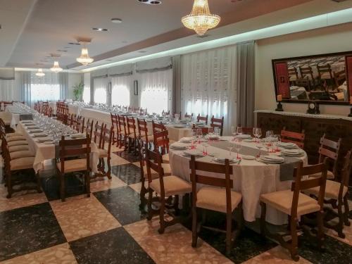 a conference room with long tables and chairs at Hotel Las Vegas in Burgos