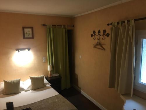 Ένα ή περισσότερα κρεβάτια σε δωμάτιο στο Hôtel du Parc