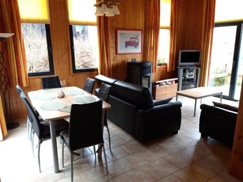een eetkamer met een tafel en stoelen bij Chalet Bonne Humeur in Houffalize