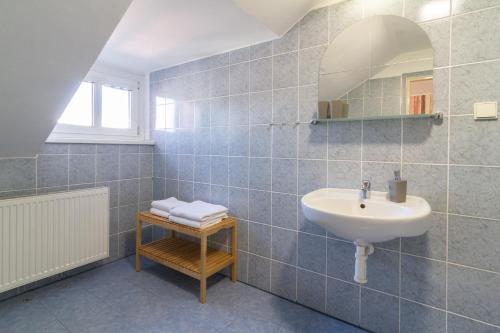 La salle de bains est pourvue d'un lavabo et d'un miroir. dans l'établissement Apartmány U nemocnice, à České Budějovice