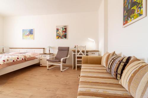 Schlafzimmer mit einem Bett, einem Schreibtisch und einem Stuhl in der Unterkunft Apartmány U nemocnice in Budweis