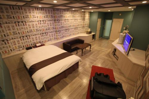 a bedroom with a bed and a tv in it at Hotel Gem Oyama Adult Only in Honden