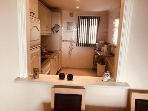 eine Küche mit einer Theke in der Mitte in der Unterkunft Jazmin Miraflores in Mijas Costa