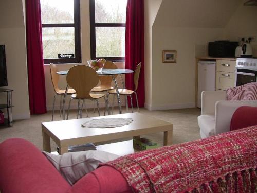 Dunino的住宿－The Garden Apartment，客厅配有沙发和桌子