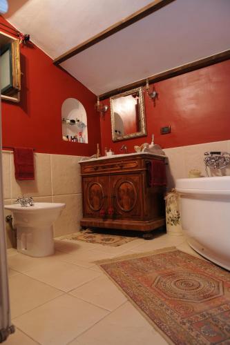 a bathroom with a sink and a toilet and a tub at RESIDENZA D'ORIA B&B in Foggia