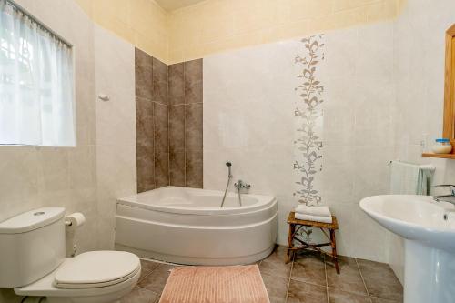 uma casa de banho com uma banheira, um WC e um lavatório. em Ta Joseph em Xewkija