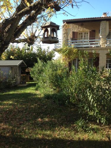 une maison ornithologique sur le côté d'une maison dans l'établissement soleil lotus, à Saint-Hilaire-de-Brethmas