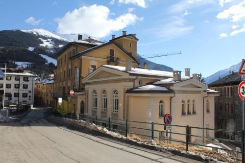 um grande edifício amarelo no lado de uma rua em Marzia Lounge em Bormio