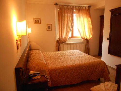 En eller flere senger på et rom på Hotel Vitalba