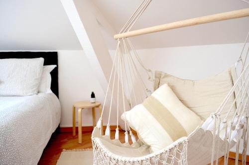 um baloiço num quarto com uma cama em Duplex Liberté Plein Centre em Saint-Raphaël