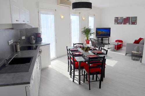une cuisine et un salon avec une table et des chaises dans l'établissement Duplex Liberté Plein Centre, à Saint-Raphaël