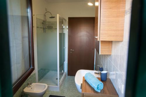 a bathroom with a sink and a toilet and a shower at CaseOspitali - CASA I GIARDINI - bilocale a pochi passi dal San Raffaele in Vimodrone