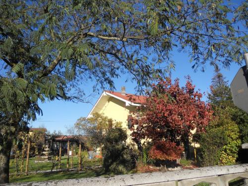 a yellow house with a red roof at B&B Pervinca in Rocca Grimalda