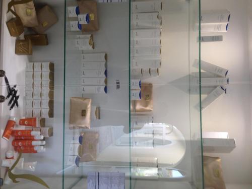 une caisse en verre remplie de beaucoup de boîtes dans l'établissement Le Continental, à Condom