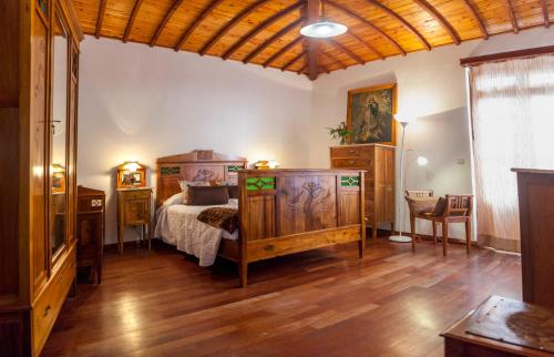 A bed or beds in a room at Quinta das Bolas