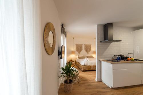 A kitchen or kitchenette at Bohórquez Rooms by Ático73