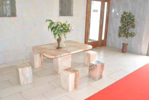 Gambar di galeri bagi White Horse Hotel Cotonou di Agblangandan