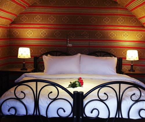 Postel nebo postele na pokoji v ubytování Real Bedouin Experience Tours & Camp
