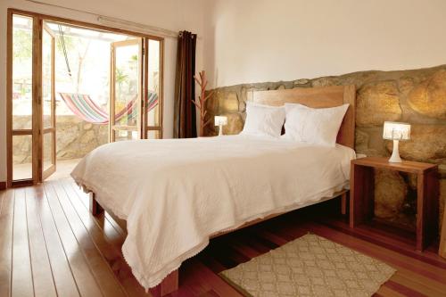 1 dormitorio con cama grande y ventana grande en Casa Pukayaku Lodge, en Caraz