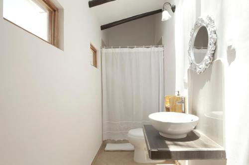 a bathroom with a white toilet and a mirror at Casa Pukayaku Lodge in Caraz
