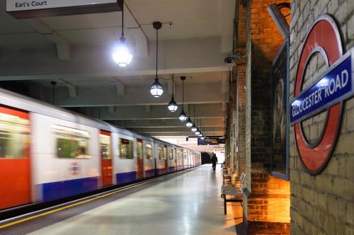 Stacja metra z pociągiem przejeżdżającym przez nią w obiekcie The Montana Hotel w Londynie