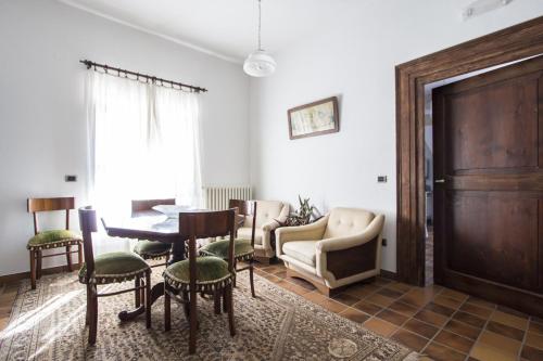 een woonkamer met een tafel en stoelen bij MASSERIA CITULO Il Pino grande in Castel del Monte