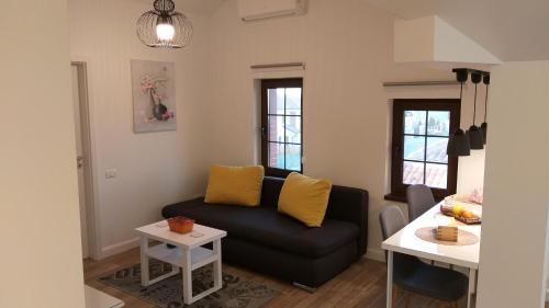 een woonkamer met een bank en een tafel bij Welcome Apartment in Timişoara