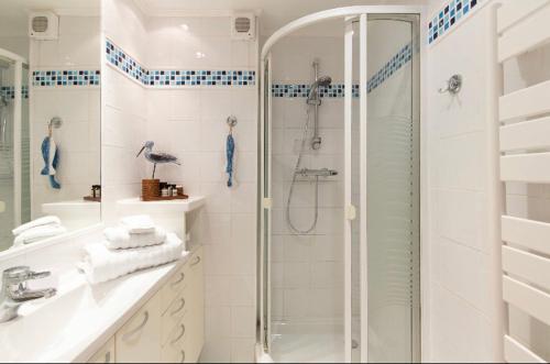 une salle de bain blanche avec une douche et un lavabo dans l'établissement Cap View, à Antibes