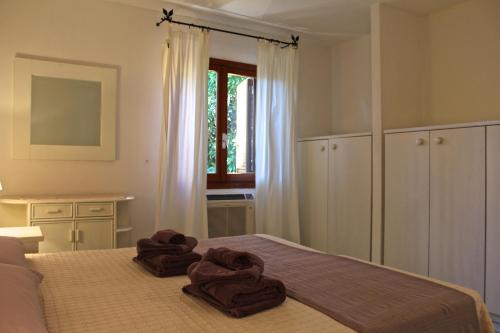 a bedroom with a bed with towels on it at Casa vacanze il Mirto - Golfo di Marinella in Porto Rotondo