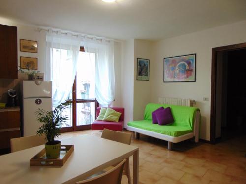 a living room with a green couch and a refrigerator at Da Mara Lago Di Como in Sormano