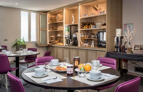 Kemudahan buat kopi dan teh di Logis Hôtel Restaurant Les 2 Rives - A75, en bordure de rivière