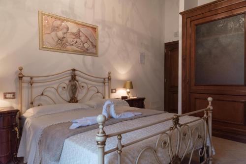 1 dormitorio con 1 cama con edredón blanco en Il Brillocco, en Castellabate