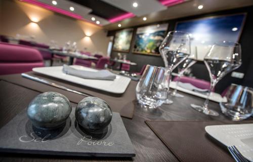 Gambar di galeri bagi Logis Hôtel Restaurant Les 2 Rives - A75, en bordure de rivière di Banassac