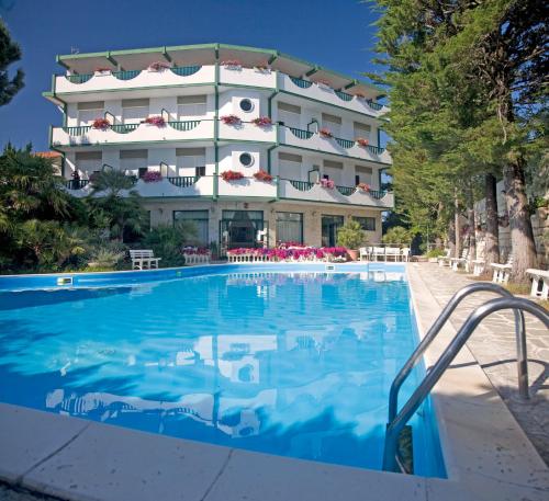 Hotel K2 في نومانا: فندق به مسبح أمام مبنى