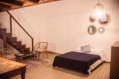 1 dormitorio con cama y escalera en Soy Local Centro Histórico en Cartagena de Indias