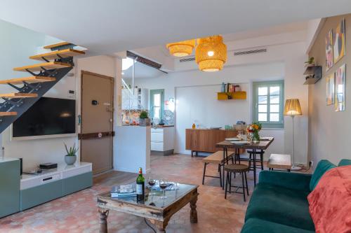 un salon avec un canapé et une table dans l'établissement Le Château - THE MOST BEAUTIFUL SIGHT IN OLD TOWN, private terrace, à Nice