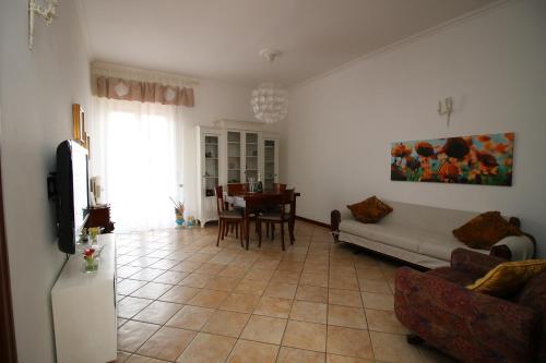 een woonkamer met een bank en een tafel bij Sibilla appartamento in Napels